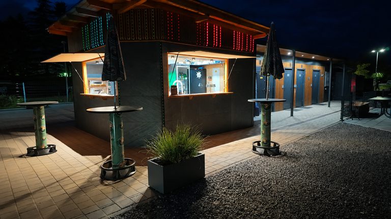 Kiosk mit Terrasse im Wohnmobilpark